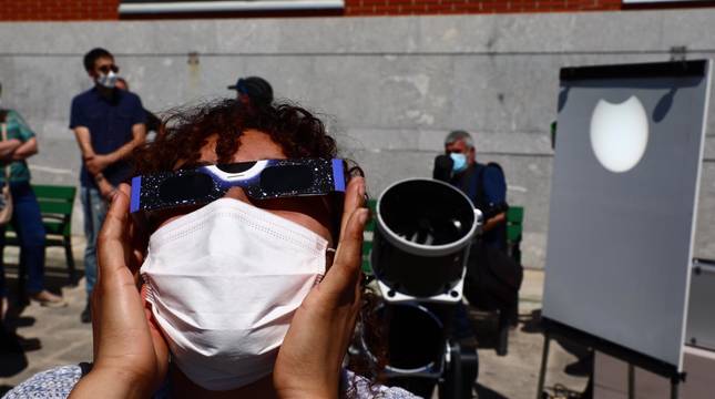Una persona contempla el eclipse de sol de este jueves desde el Planetario de Pamplona.