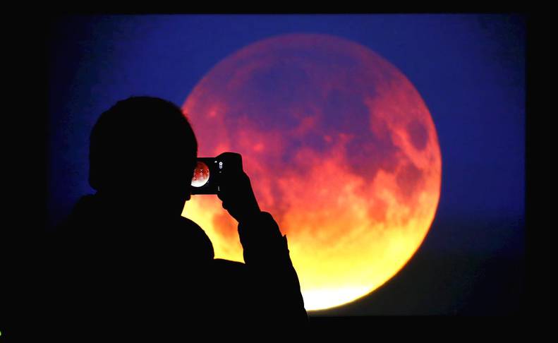 La superluna y el eclipse lunar visible anoche  AGENCIAS