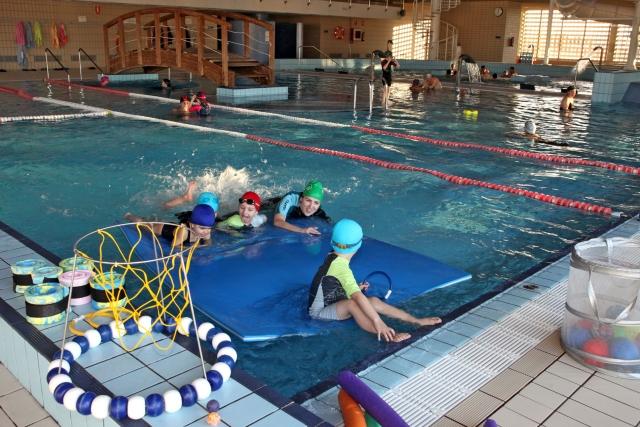 La actual gestora de la piscina cubierta seguirá hasta que se adjudique