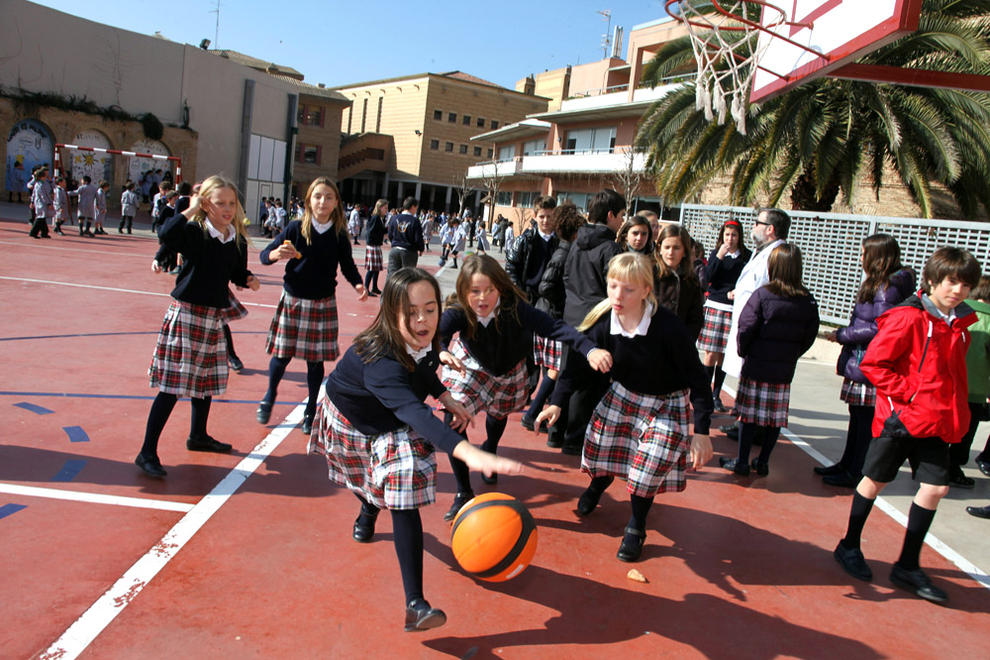 Resultado de imagen para niña pegandole al balon de basket