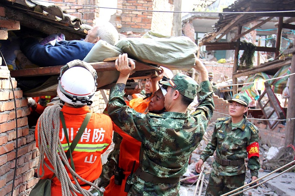 Galería: Labores de rescate tras el terremoto de 6,6 ...