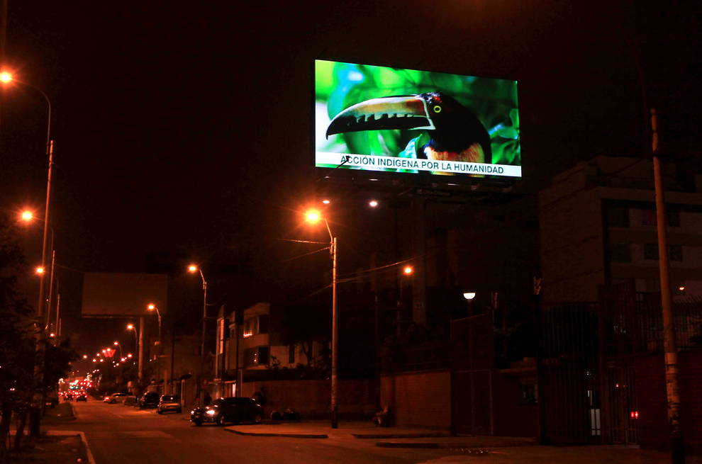 indigenas usan paneles publicitarios en