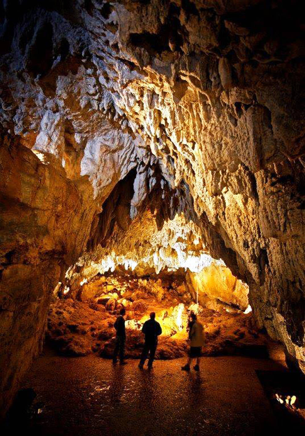 Urdax inaugura el primer Día de la cueva de Ikaburu