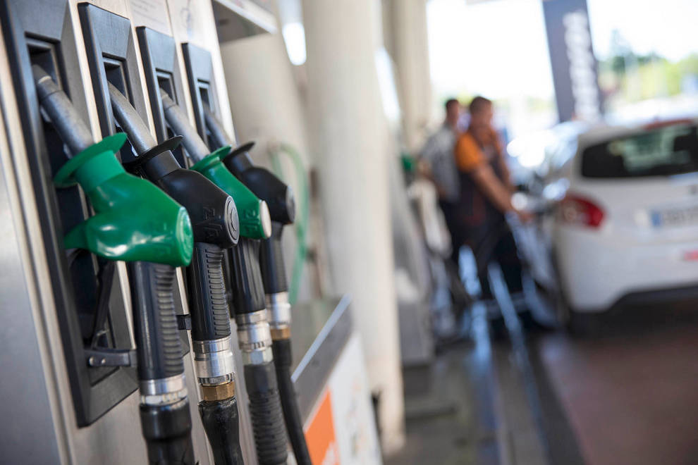 Resultado de imagen de El precio de la gasolina cae por primera vez en todo el año