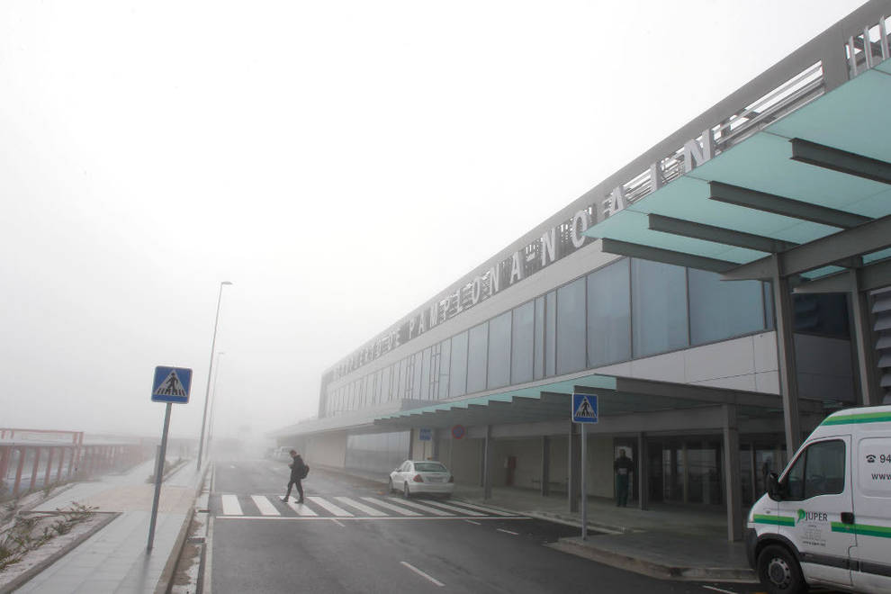 El primer vuelo de hoy del aeropuerto de Pamplona - Noáin sale sin ...