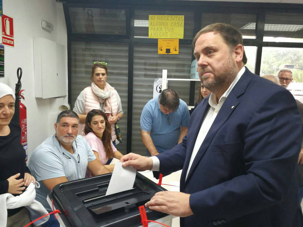 Momento en el que Oriol Junqueras, vicepresidente de la Generalitat, ha acudido a depositar su voto en un colegio habilitado para el referéndum catalán.