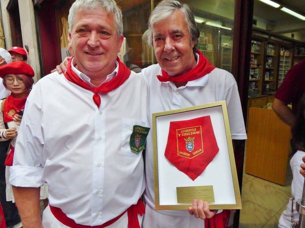 Junto a Jesús María Ganuza Senosiáin, el día que le impuso el pañuelo de la comparsa de Gigantes y Cabezudos.