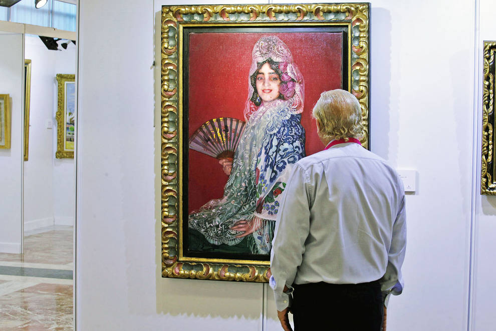 Un hombre contempla Cándida con abanico, de Ignacio Zuloaga.