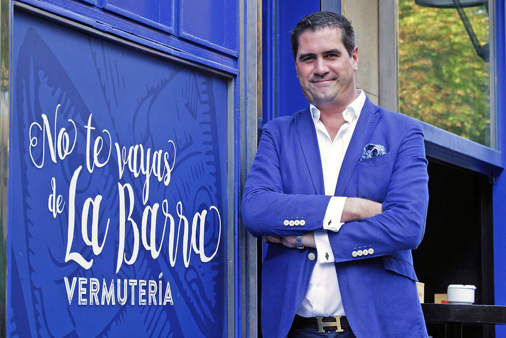 Pedro Rodríguez, junto a su vermutería No te vayas de la barra.