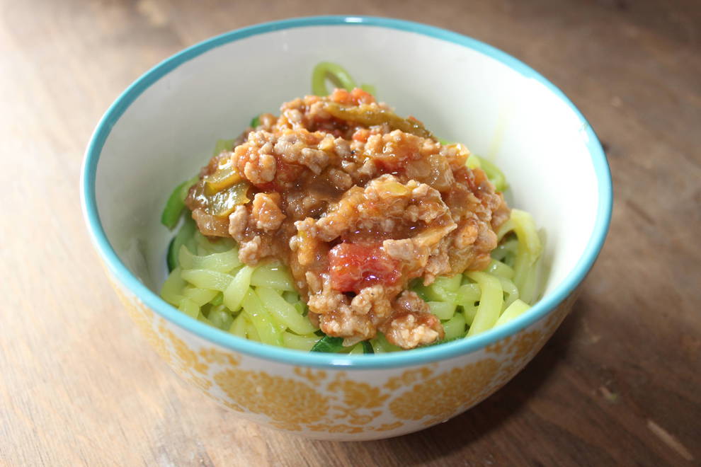 Espaguetis de calabacín con carne picada con tomate