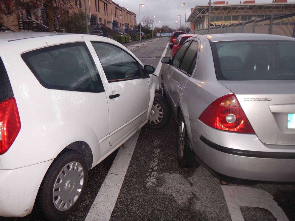 Un vehículo choca contra otro estacionado en la Mendillorri