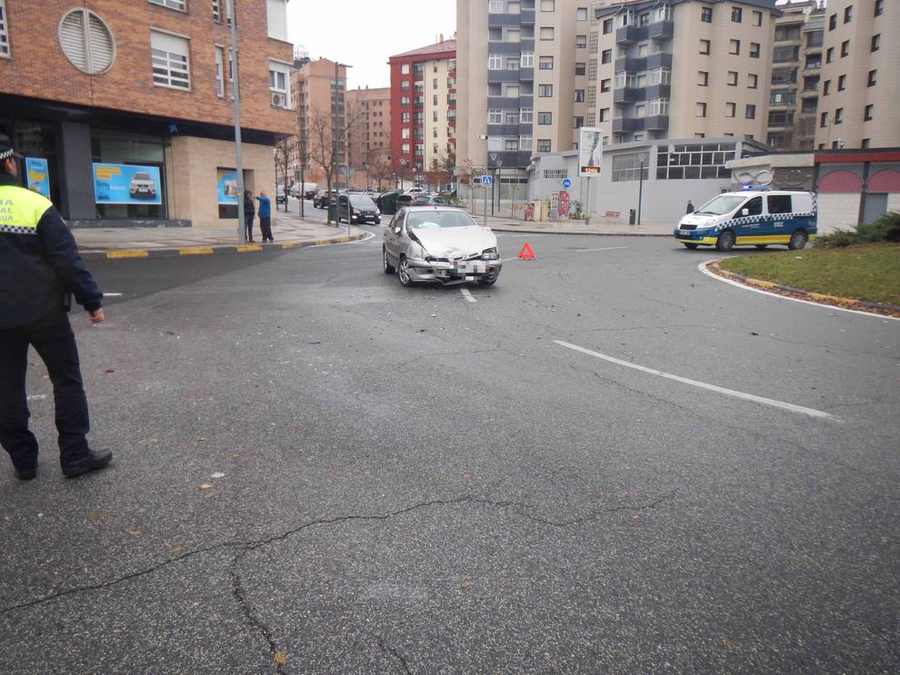 Así quedó el coche tras chocar contra una furgoneta