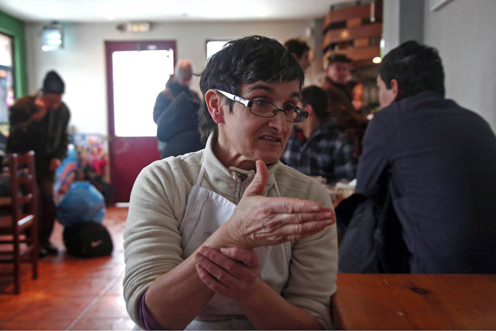 Jone Pelaez abrió el frontón, durmió un poco, dio desayunos y a mediodía cocinaba el menú del bar