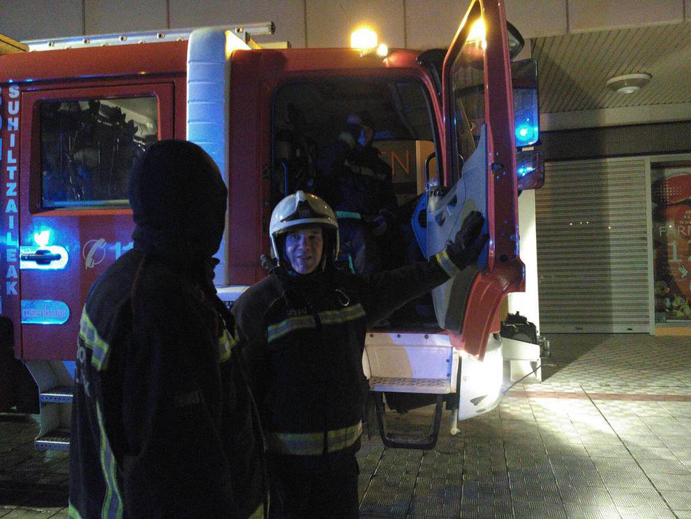 Bomberos de Navarra intervienen en el incendio de una vivienda en Sarriguren