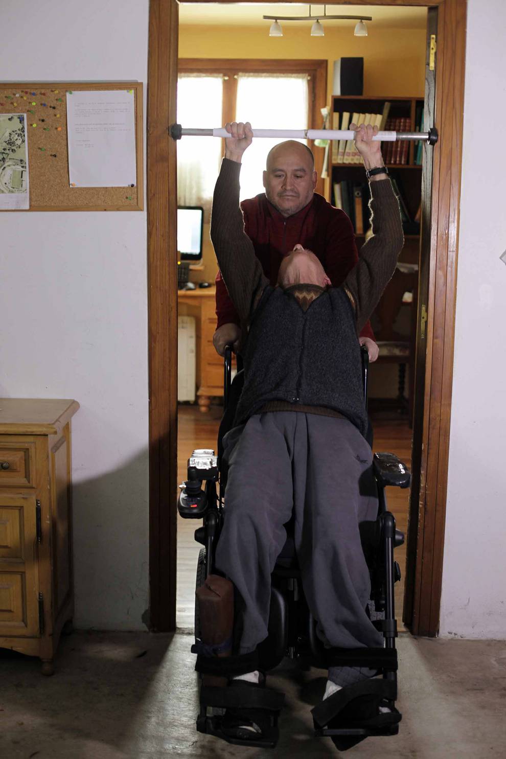 Cada día, al concluir su rutina de trabajo, Tomás realiza ejercicios de estiramiento con una barra.