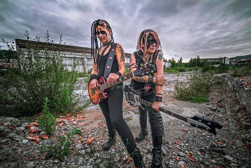 El dúo que forman Penadas por la Ley, banda punk argentina afincada en Bilbao, actúan el 25 de mayo.