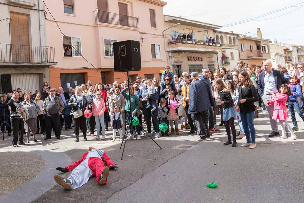 LA CAÍDA Momento de la caída sin consecuencias de Pablo Alonso al soltarse de la cuerda por la que quería bajar del balcón consistorial.