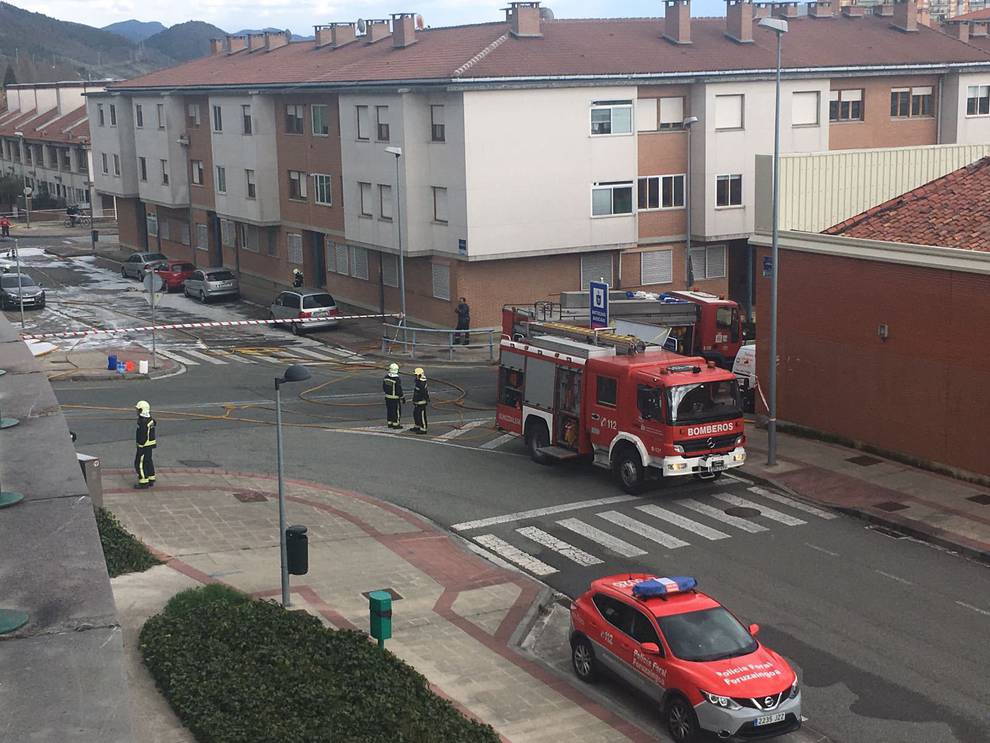 Cortada la ronda a la altura de Ansoáin al volcar un camión con mercancía peligrosa