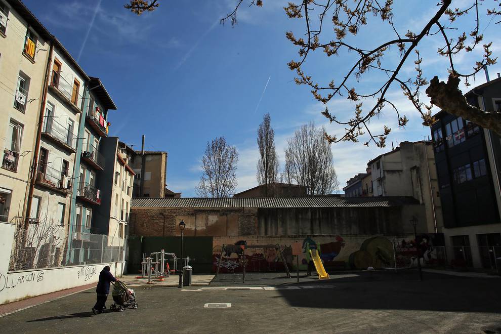 La nave de Muebles Apesteguía parte en dos el patio interior donde se encuentra la plaza de Santa Ana.