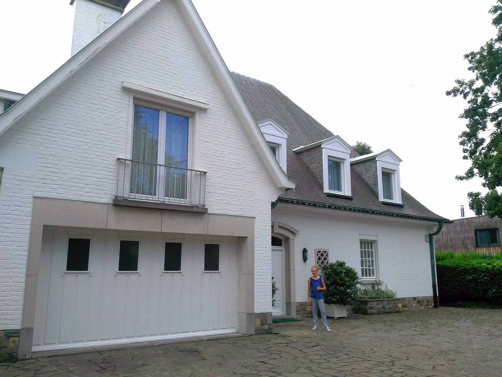 La pamplonesa Lucía Ruiz Barbarin, de 15 años, delante de la casa de Uccle (cerca de Bruselas), donde viajó con su familia el pasado verano. DN