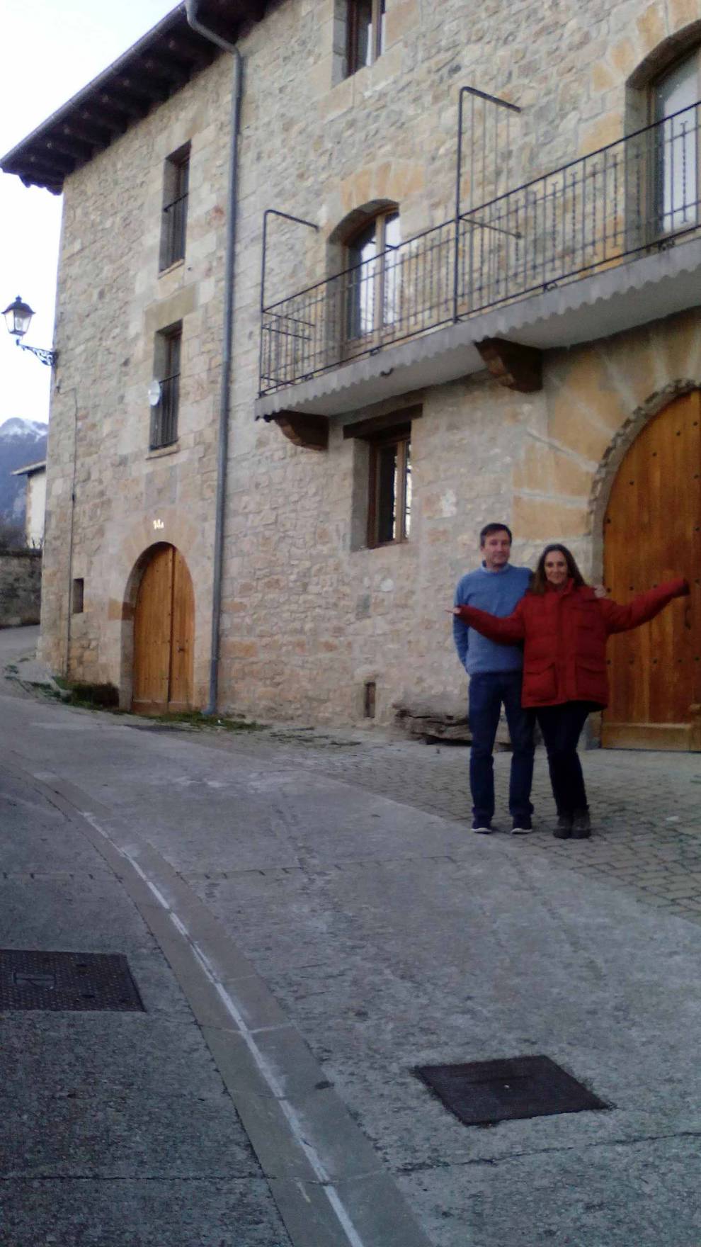 Silvia Loriente y su marido, Óscar, delante de la casa de Ruth Barbarin y Alfonso Ruiz, en Atondo, en diciembre de 2017. DN