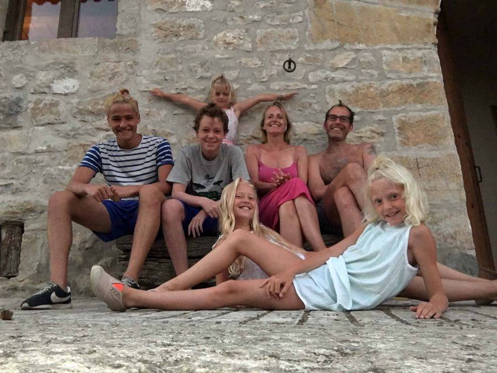 Los belgas Jeanne y su marido Éric Franssen (47 años) con sus hijos Billie (6, detrás), Charlie (17), Laszlo (16), Marguerite (12) y Penny  (9) a la puerta de la casa de Atondo, en la que pasaron pasado verano. La pareja, que se dedica a la exportación de cine belga, tiene otros dos hijos gemelos de 19 años, Tanguy y Walter. DN