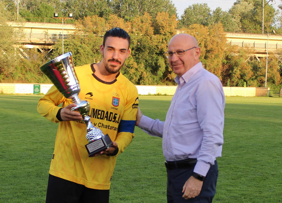 Lagunak se hace con la Copa de Primera Regional y se despide de su capitán