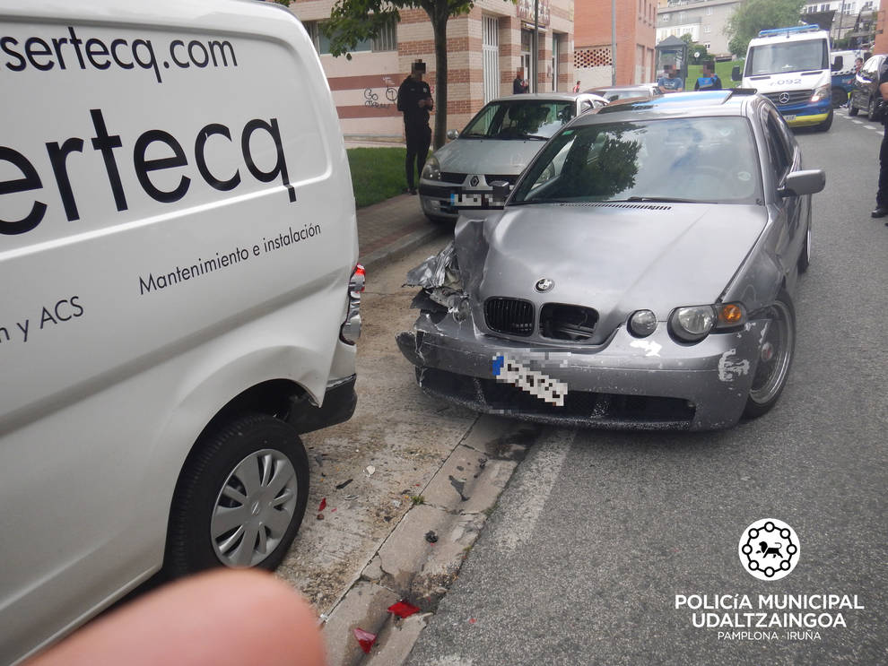 Conduce ebria y se para sin motivo en la plaza de los Fueros por mirar otro semáforo