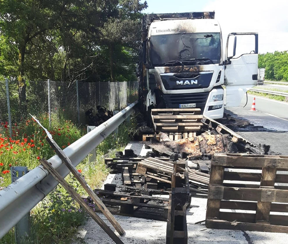 Hallan droga oculta en unos palés de un camión incendiado en Arazuri