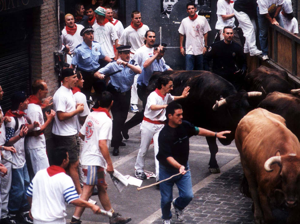1998. Cuatro mansos huidos en el encierro y cinco agentes municipales al rescate