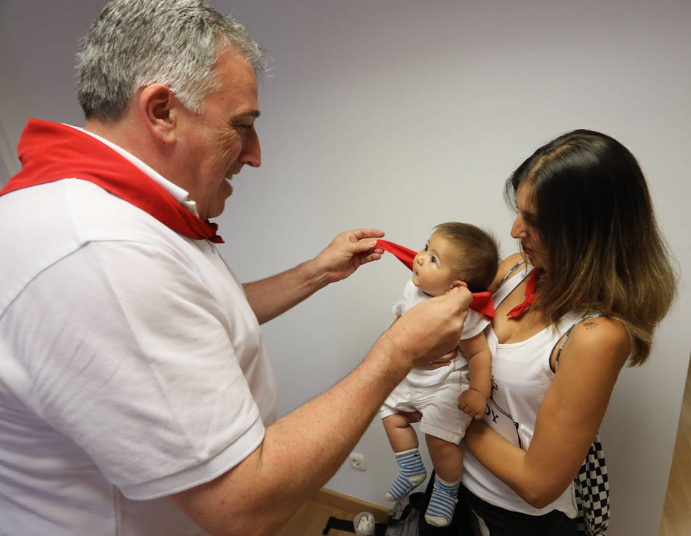 Niños de las peñas txikis desayunan con el alcalde y ven el encierro en Casa Seminario