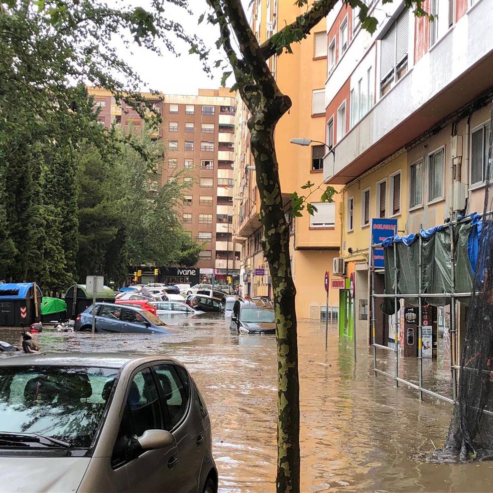 Una tormenta torrencial sumerge a Zaragoza en el caos