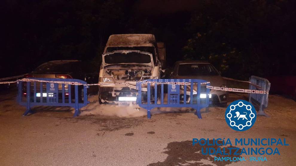 Afectados tres vehículos tras arder una furgoneta en Pamplona