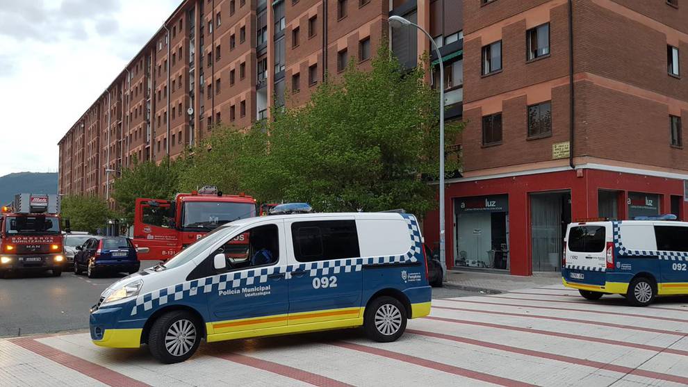 Afectados tres vehículos tras arder una furgoneta en Pamplona