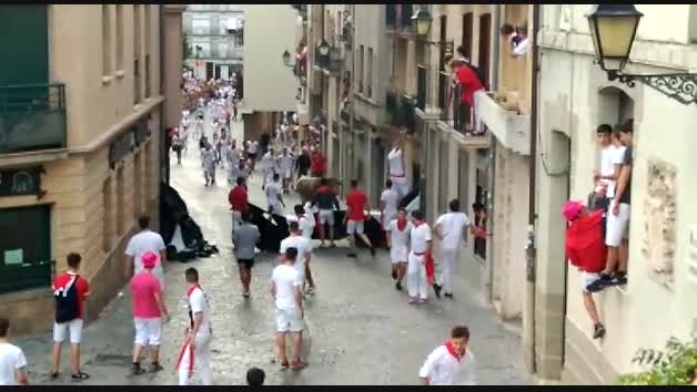 Los mozos reconducen a un manso rezagado en el quinto encierro de Estella