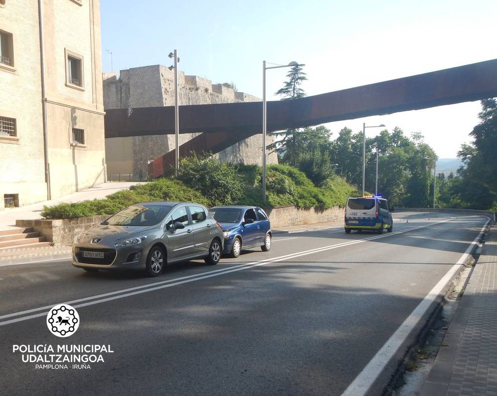 Choca contra unos contenedores en la Chantrea y supera la tasa de alcohol