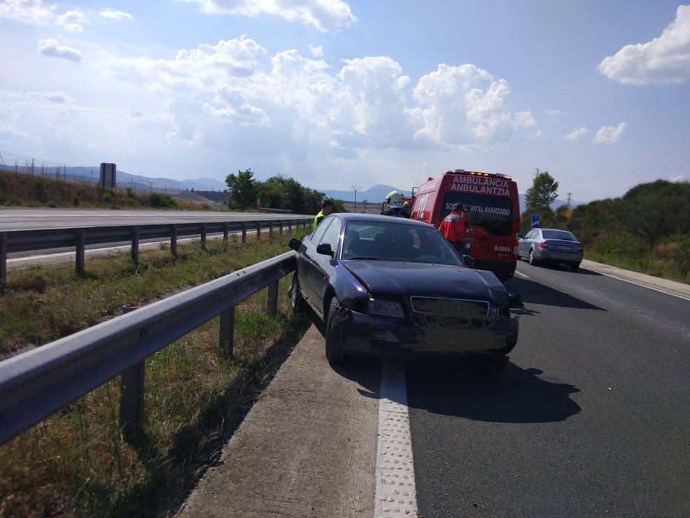 Los bomberos desatrapan al ocupante de un vehículo accidentado en Olave