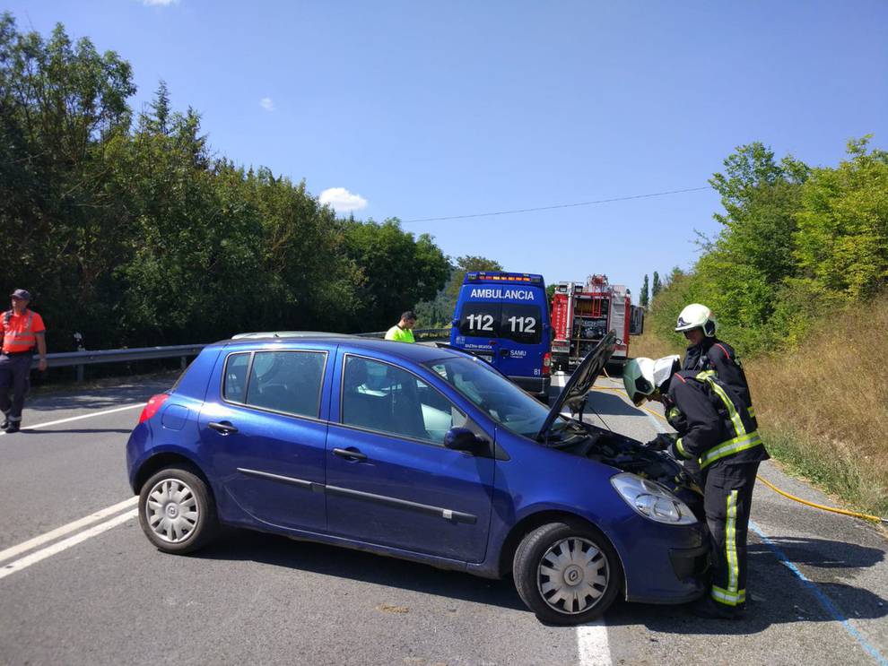 Los bomberos desatrapan al ocupante de un vehículo accidentado en Olave