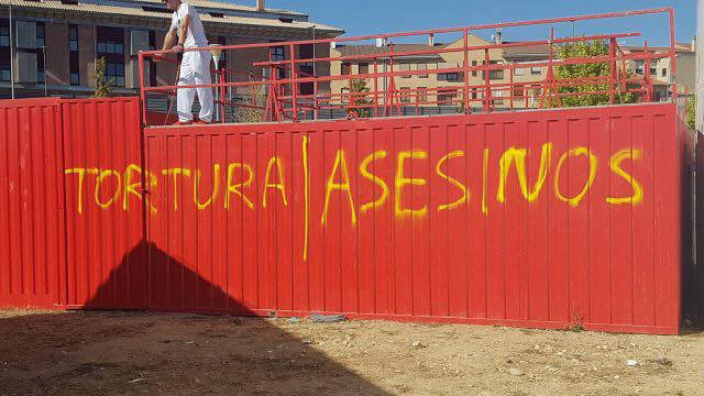 Aparecen pintadas animalistas en la plaza de toros de Olite