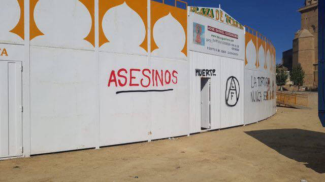 Aparecen pintadas animalistas en la plaza de toros de Olite