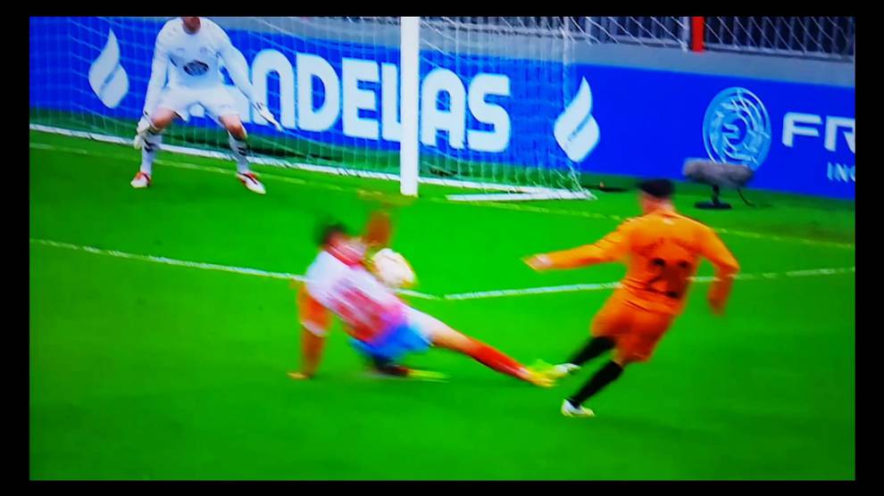 El balón golpea en la mano izquierda de Luis Ruiz.
