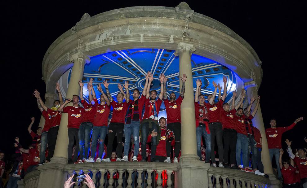 Resultado de imagen de FOTOS DE LA CELEBRACION DEL ASCENSO DE OSASUNA