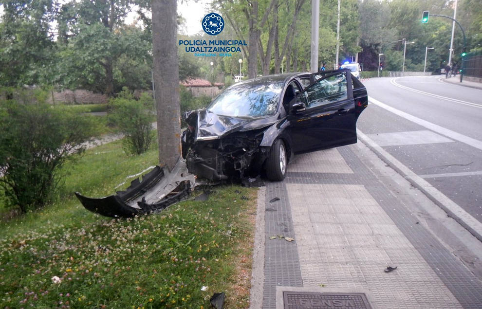 Choque de un coche contra un árbol en la calle Magdalena.