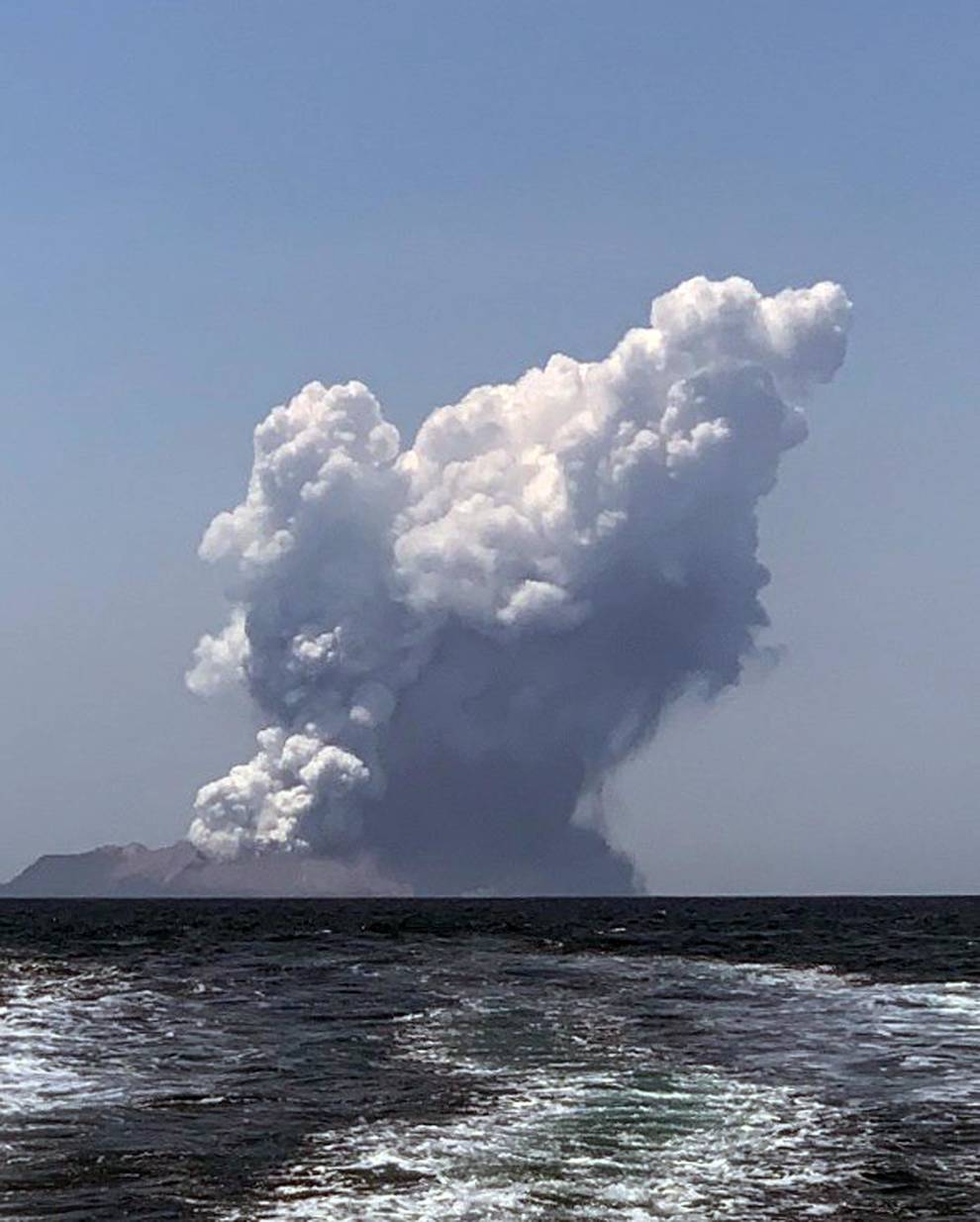 Fotos de la erupci n del volc n Whakaari  en Nueva Zelanda 