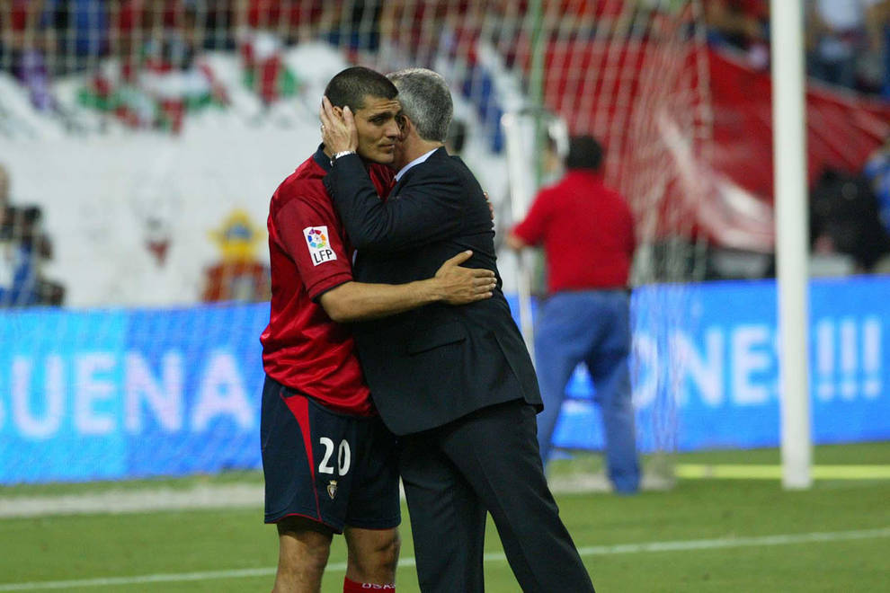 Javier Aguirre consuela a John Aloisi tras la final de la Copa del Rey en el Calderón.