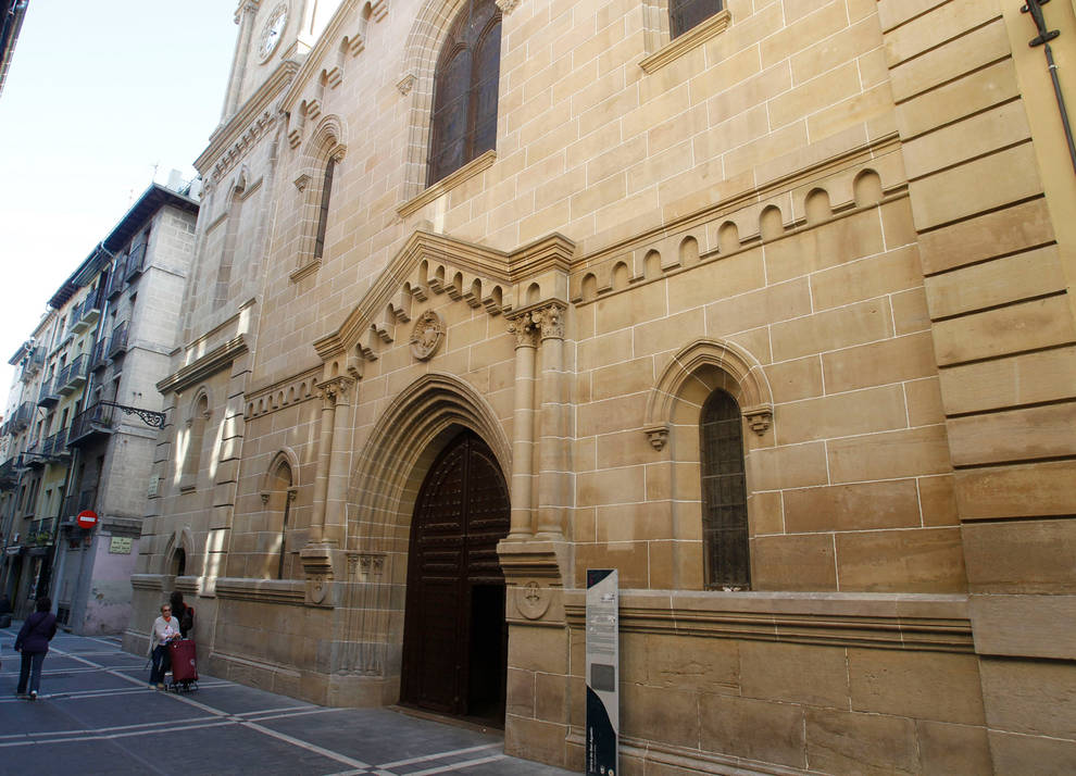 Investigado por un presunto delito de daños intencionados por una pintada  en la iglesia de San Agustín | Noticias de Navarra en Diario de Navarra