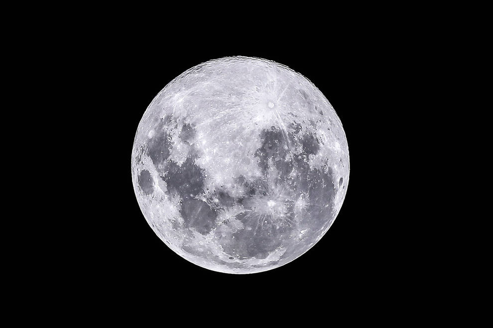 La Luna llena de abril 2020 deja en España imágenes para el recuerdo