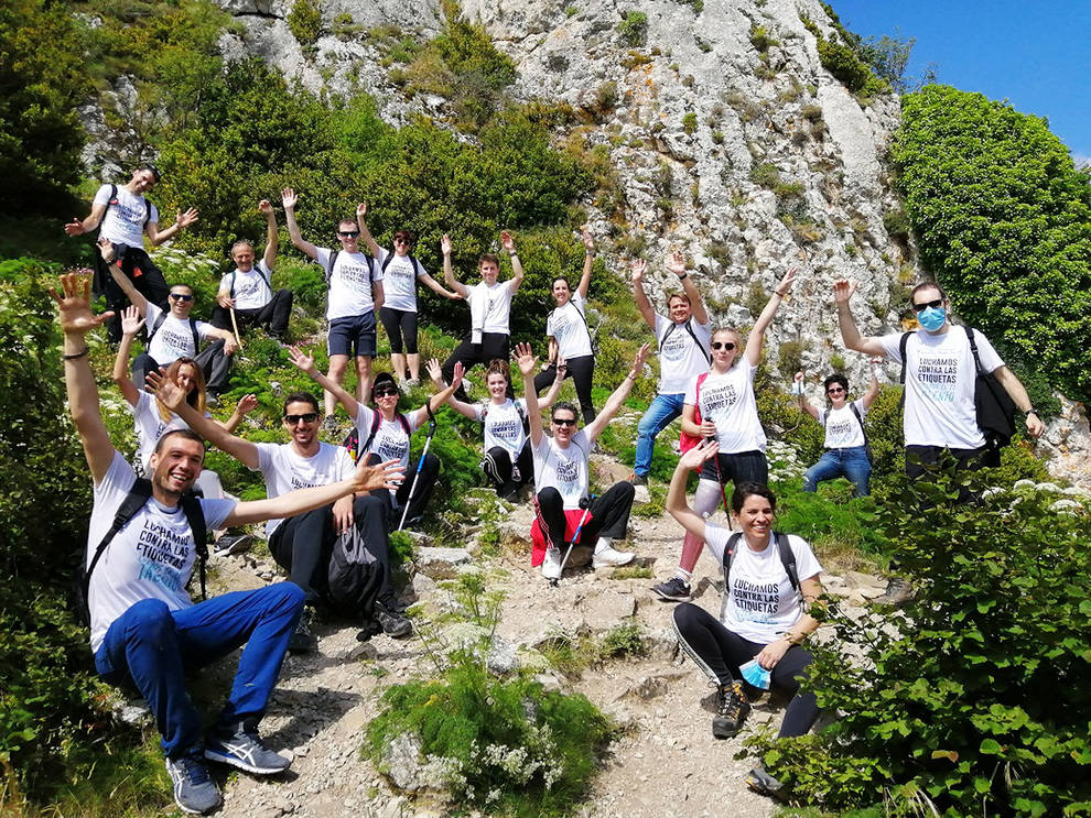 Ascenso a la Peña de Unzué de la atleta paralímpica Desirée Vila yempleados de Tecnoconfort.