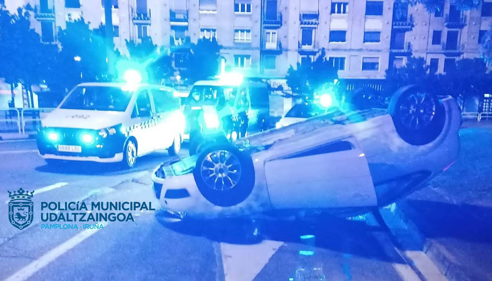 Un conductor choca contra un muro en Pamplona y una joven vuelca en la plaza de los Fueros