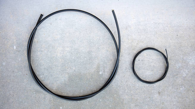 El cable a la izquierda es un cable de fibra óptica aéreo estándar y el cable a la derecha es una longitud equivalente del cable de fibra desarrollado en este programa.